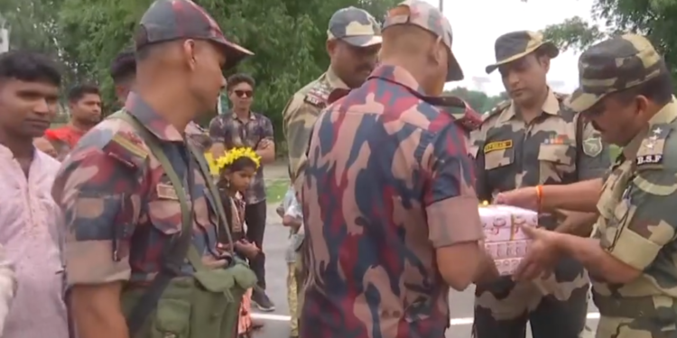 ईद-उल-अजहा : भारत-बांग्लादेश सीमा पर बीएसएफ-बीजीबी ने मिठाइयों का किया आदान-प्रदान