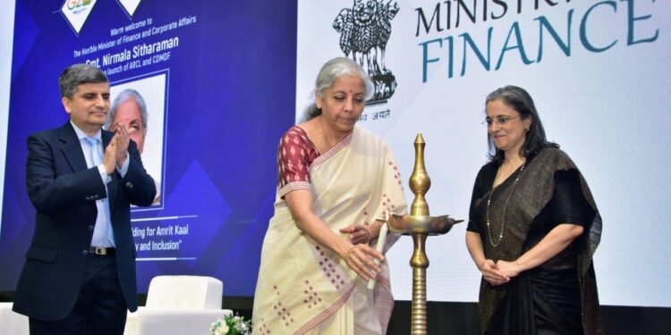 सरकार ने आईएफएससी एक्सचेंजों पर सूचीबद्ध/गैर-सूचीबद्ध कंपनियों की सीधी लिस्टिंग को सक्षम करने का लिया है निर्णय :