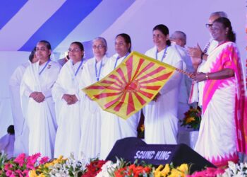 राष्ट्रपति ने दसाबटिया, तमांडो में प्रजापिता ब्रह्माकुमारी ईश्वरीय विश्वविद्यालय के “डिवाइन लाइट हाउस” की  रखी आधारशिला