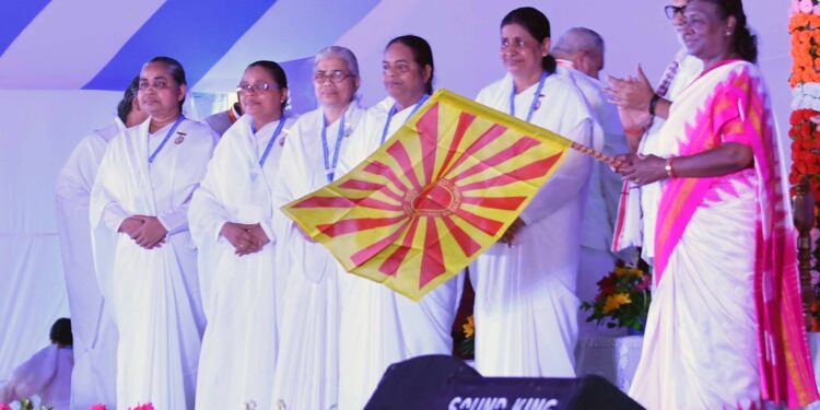 राष्ट्रपति ने दसाबटिया, तमांडो में प्रजापिता ब्रह्माकुमारी ईश्वरीय विश्वविद्यालय के “डिवाइन लाइट हाउस” की रखी आधारशिला