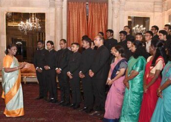 भारतीय वन सेवा के प्रोबेशनरों और भारतीय रक्षा संपदा सेवा के अधिकारियों/प्रशिक्षु अधिकारियों ने की राष्ट्रपति से मुलाकात