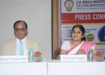 अब लड़कों और लड़कियों के लिए सह-शैक्षिक वातावरण में एक साथ सीखने का समान अवसर