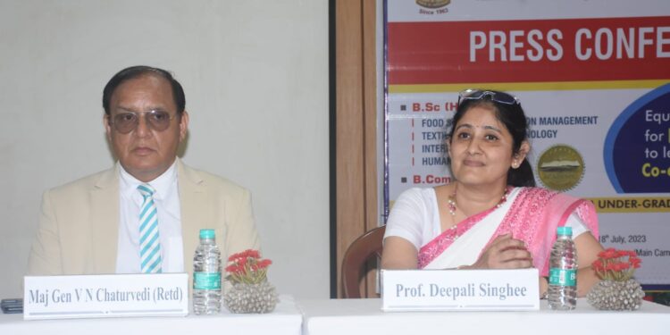 अब लड़कों और लड़कियों के लिए सह-शैक्षिक वातावरण में एक साथ सीखने का समान अवसर