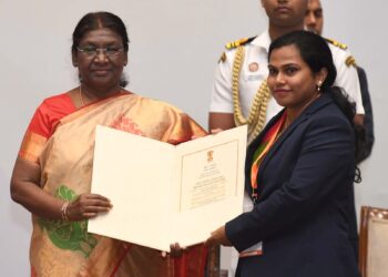 राष्ट्रपति भवन के सांस्कृतिक केंद्र में आयोजित समारोह में राष्ट्रपति मुर्मू ने राष्ट्रीय भूविज्ञान पुरस्कार किए प्रदान