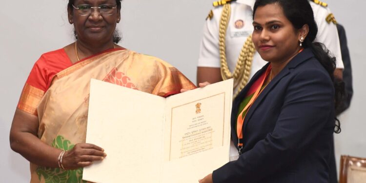 राष्ट्रपति भवन के सांस्कृतिक केंद्र में आयोजित समारोह में राष्ट्रपति मुर्मू ने राष्ट्रीय भूविज्ञान पुरस्कार किए प्रदान