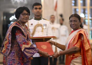 पांच देशों के राजदूतों ने राष्ट्रपति के समक्ष परिचय पत्र किये प्रस्तुत