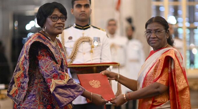 पांच देशों के राजदूतों ने राष्ट्रपति के समक्ष परिचय पत्र किये प्रस्तुत