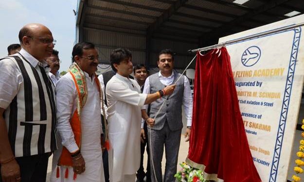 ज्योतिरादित्य एम. सिंधिया ने खजुराहो में तीन उड़ान प्रशिक्षण संगठनों का किया उद्घाटन