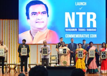राष्ट्रपति ने स्वर्गीय श्री एन. टी. रामराव पर जारी किया स्मारक सिक्का