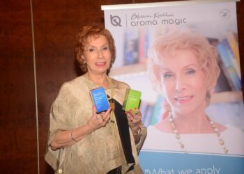 ब्लॉसम कोचर अरोमा मैजिक सीरम के साथ अपनी त्वचा को उन्नत बनाएं