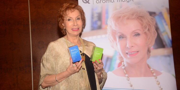 ब्लॉसम कोचर अरोमा मैजिक सीरम के साथ अपनी त्वचा को उन्नत बनाएं