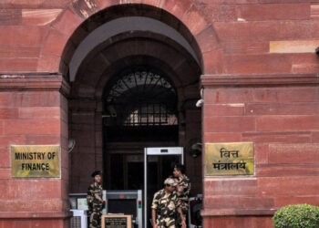 वित्त मंत्रालय ने एलआईसी एजेंटों और कर्मचारियों के लिए कल्याणकारी उपायों को दी मंजूरी