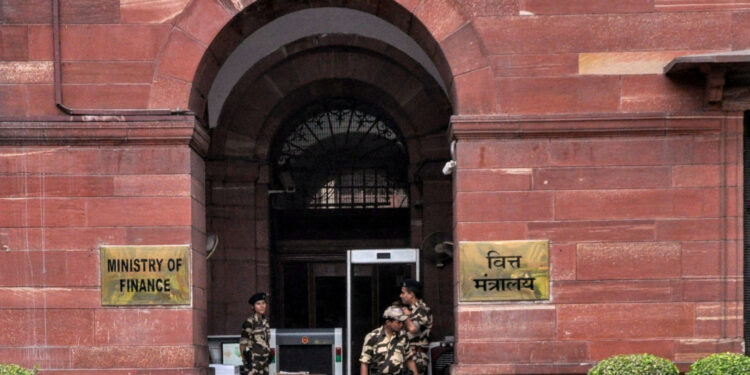 वित्त मंत्रालय ने एलआईसी एजेंटों और कर्मचारियों के लिए कल्याणकारी उपायों को दी मंजूरी