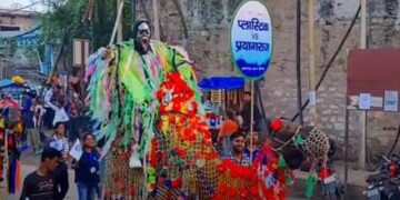 ऊंट पर निकली प्लास्टिक रूपी दानव की सवारी, प्लास्टिक को मिली अनोखी विदाई