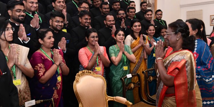 भारत को एक समावेशी और विकसित राष्ट्र बनाना आपका सामूहिक लक्ष्य है: राष्ट्रपति