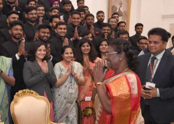 रेल, सड़क, वायु और जल परिवहन के साथ अलग-अलग नहीं बल्कि समग्रता के साथ व्यवहार किया जाना चाहिए : राष्ट्रपति मुर्मू