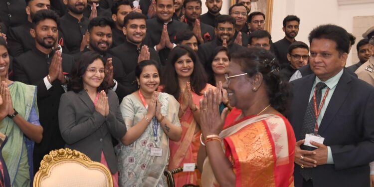 रेल, सड़क, वायु और जल परिवहन के साथ अलग-अलग नहीं बल्कि समग्रता के साथ व्यवहार किया जाना चाहिए : राष्ट्रपति मुर्मू