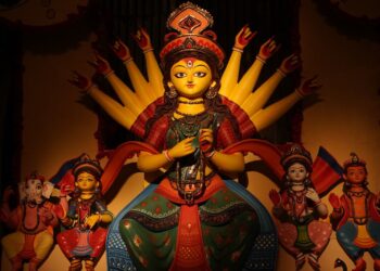DURGA PUJA PARIKRAMA : “तीन चाकर गोलपो” की थीम पर इस वर्ष बना हाजरा पार्क दुर्गोत्सव का पंडाल 