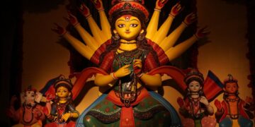 DURGA PUJA PARIKRAMA : “तीन चाकर गोलपो” की थीम पर इस वर्ष बना हाजरा पार्क दुर्गोत्सव का पंडाल 