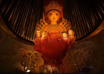 DURGA PUJA PARIKRAMA : एसबी पार्क सर्बोजनिन दुर्गोत्सव का 53वां वर्ष मनाया जा रहा है, इसकी थीम “एलेम नोतुन देशे” है