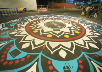 DURGA PUJA PARIKRAMA  : क्रोमा ने दुर्गा पूजा के अवसर पर प्रसिद्ध और धरोहरी हावड़ा ब्रिज पर शानदार अल्पोना का अनावरण किया!