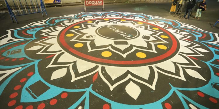 DURGA PUJA PARIKRAMA  : क्रोमा ने दुर्गा पूजा के अवसर पर प्रसिद्ध और धरोहरी हावड़ा ब्रिज पर शानदार अल्पोना का अनावरण किया!