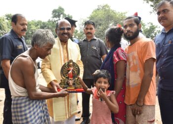 राज्यपाल सीवी आनंद बोस ने त्योहारी सीजन में गरीबों को बांटी मिठाई, माँ दुर्गा की मूर्तियाँ और पूजा मनाने के लिए दी वित्तीय सहायता