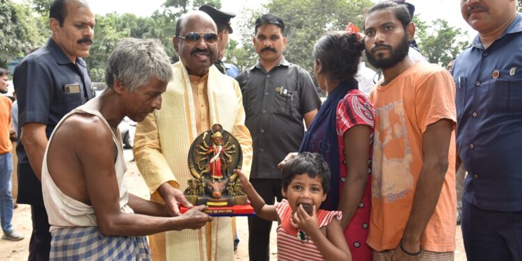 राज्यपाल सीवी आनंद बोस ने त्योहारी सीजन में गरीबों को बांटी मिठाई, माँ दुर्गा की मूर्तियाँ और पूजा मनाने के लिए दी वित्तीय सहायता