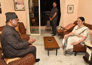 राज्यपाल डॉ सीवी आनंद बोस ने 89 वर्षीय प्रतिष्ठित मणिपुरी नृत्यांगना गुरु देबजानी चालिहा से उनके आवास पर की मुलाकात