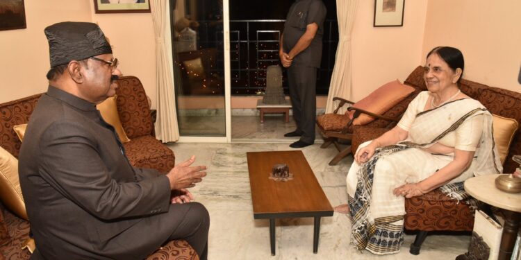 राज्यपाल डॉ सीवी आनंद बोस ने 89 वर्षीय प्रतिष्ठित मणिपुरी नृत्यांगना गुरु देबजानी चालिहा से उनके आवास पर की मुलाकात