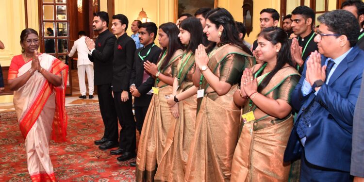 भारत के शुद्ध शून्य उत्सर्जन के लक्ष्य को प्राप्त करने के लिए ऊर्जा दक्षता और नवीकरणीय ऊर्जा प्रमुख स्तंभ हैं : राष्ट्रपति