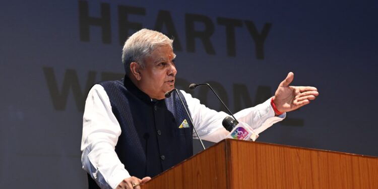 संवैधानिक पद पर बैठे व्यक्ति को बेवजह राजनीति में घसीटना ठीक नहीं : उपराष्ट्रपति