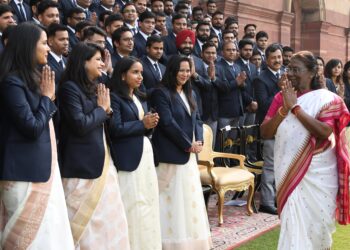 भारतीय ऑडिनेंस फैक्‍ट्री सेवा के अधिकारी और भारतीय रक्षा लेखा सेवा के परिवीक्षाधीन राष्ट्रपति से मिले