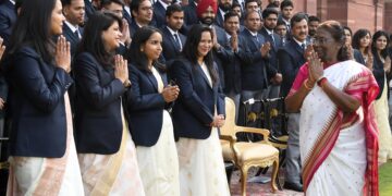 भारतीय ऑडिनेंस फैक्‍ट्री सेवा के अधिकारी और भारतीय रक्षा लेखा सेवा के परिवीक्षाधीन राष्ट्रपति से मिले