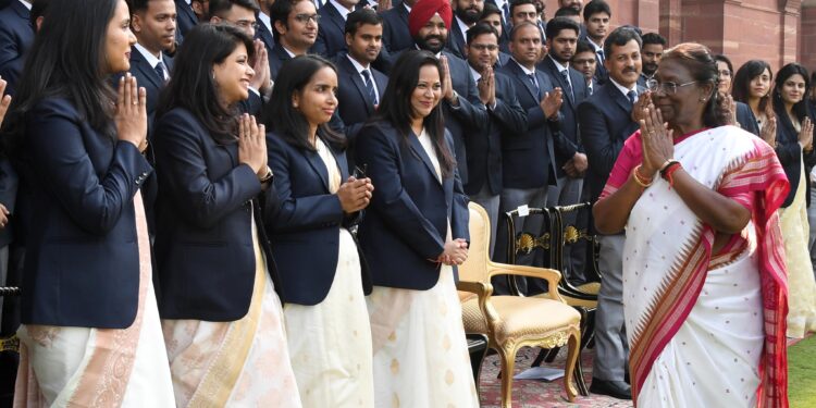 भारतीय ऑडिनेंस फैक्ट्री सेवा के अधिकारी और भारतीय रक्षा लेखा सेवा के परिवीक्षाधीन राष्ट्रपति से मिले