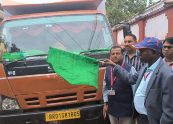 केंद्रीय शिक्षा राज्य मंत्री ने बांकुरा में ‘विकसित भारत संकल्प यात्रा’ के लिए सुसज्जित वैनों को झंडी दिखाकर किया रवाना 