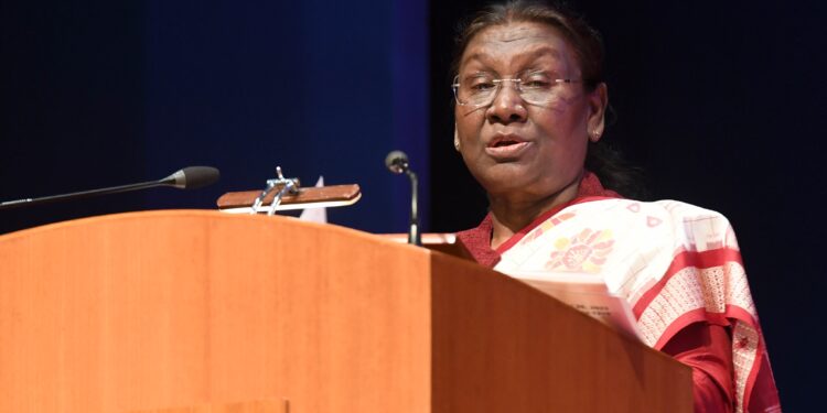 लोगों को न केवल उनके अधिकारों के प्रति जागरूक बनाने, बल्कि उन्हें कानूनी सहायता प्रदान करने में भी सहायता करने के लिए भी एक जागरूकता अभियान शुरू करने की जरूरत है: राष्ट्रपति