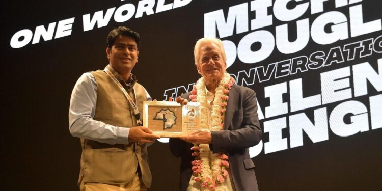 अच्छी मौलिक कहानी पर आधारित और सार्वभौमिक संदेश वाली फिल्म वैश्विक दर्शकों तक पहुंच कायम कर सकती है: माइकल डगलस