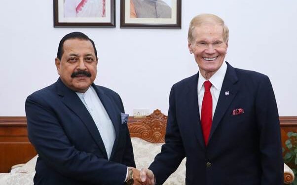 भारत और अमेरिका अगले वर्ष की पहली तिमाही में इसरो के भूस्थिर उपग्रह प्रक्षेपण यान पर नासा-इसरो सिंथेटिक एपर्चर रडार  नामक पृथ्वी अवलोकन के लिए संयुक्त माइक्रोवेव रिमोट सेंसिंग उपग्रह का प्रक्षेपण करेंगे :डॉ. सिंह