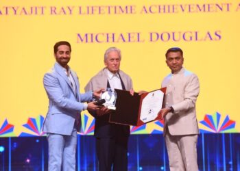 सिनेमा में उत्कृष्टता के लिए हॉलीवुड अभिनेता एवं निर्माता माइकल डगलस को सत्यजीत रे लाइफटाइम अचीवमेंट पुरस्कार से सम्मानित किया गया