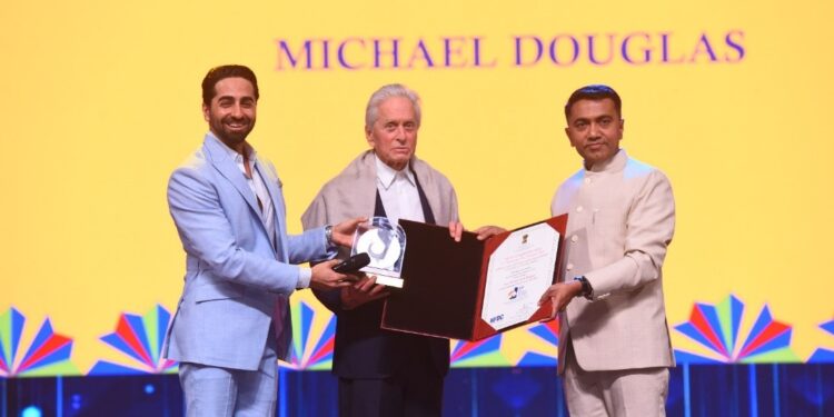 सिनेमा में उत्कृष्टता के लिए हॉलीवुड अभिनेता एवं निर्माता माइकल डगलस को सत्यजीत रे लाइफटाइम अचीवमेंट पुरस्कार से सम्मानित किया गया