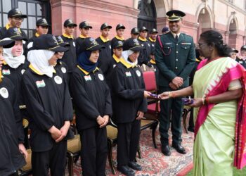बाल दिवस के अवसर पर विभिन्न स्कूलों/संगठनों के बच्चों ने राष्ट्रपति से की मुलाकात 