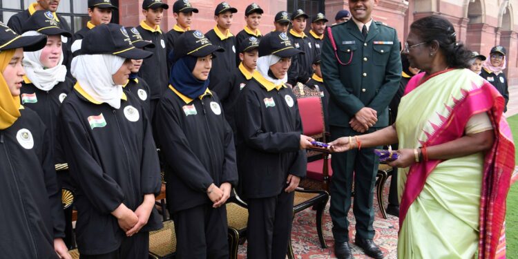 बाल दिवस के अवसर पर विभिन्न स्कूलों/संगठनों के बच्चों ने राष्ट्रपति से की मुलाकात 