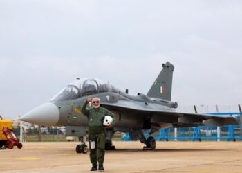 प्रधानमंत्री ने भारतीय वायुसेना के बहुउद्देशीय लड़ाकू विमान तेजस में उड़ान पूरी की