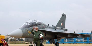 प्रधानमंत्री ने भारतीय वायुसेना के बहुउद्देशीय लड़ाकू विमान तेजस में उड़ान पूरी की