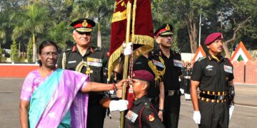 राष्ट्रपति ने पुणे के सशस्त्र बल मेडिकल कॉलेज को प्र‍ेसिडेंट कलर प्रदान किया