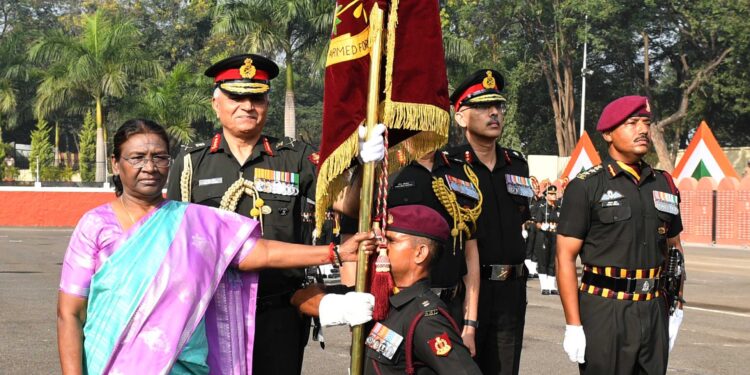 राष्ट्रपति ने पुणे के सशस्त्र बल मेडिकल कॉलेज को प्रेसिडेंट कलर प्रदान किया