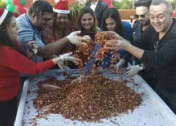 सेरा कैफे ने उत्सव के स्वाद के असाधारण कार्यक्रम के लिए केक मिक्सिंग सीज़न लॉन्च किया!”