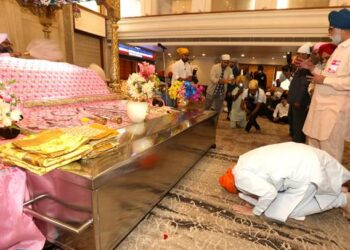 वीर बाल दिवस के अवसर परअमित शाह नेकोलकाता स्थित गुरुद्वारा श्री बड़ी संगत साहिब में मत्था टेककर आशीर्वाद लिया