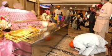 वीर बाल दिवस के अवसर परअमित शाह नेकोलकाता स्थित गुरुद्वारा श्री बड़ी संगत साहिब में मत्था टेककर आशीर्वाद लिया